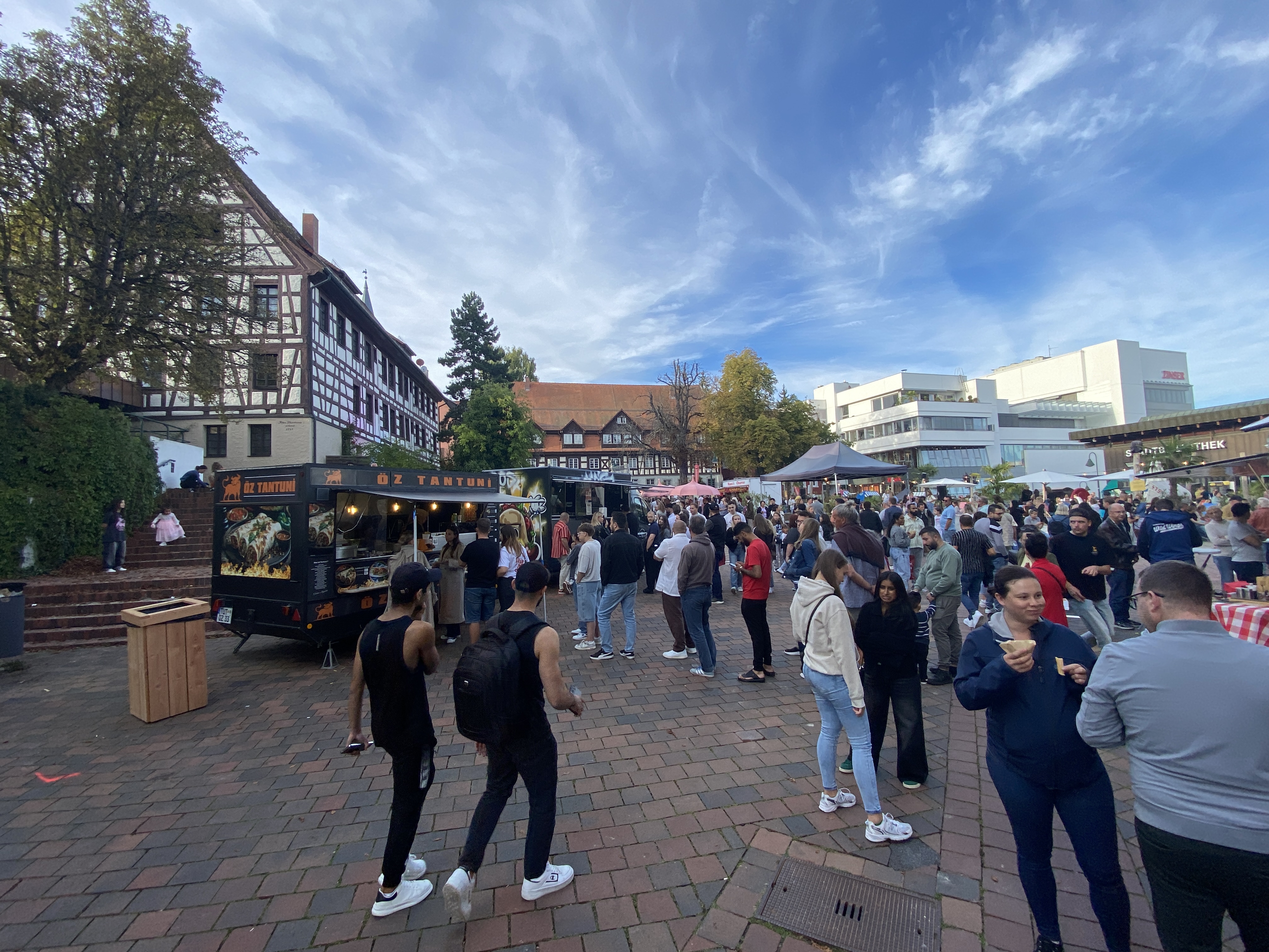 Öztantuni Foodtruck auf einem gut besuchten Stadtfest